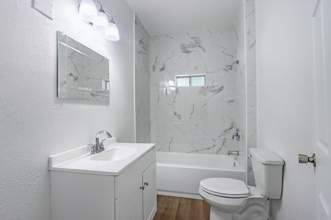 Building Photo - "Charming 3-Bedroom Sanctuary on Buckingha...