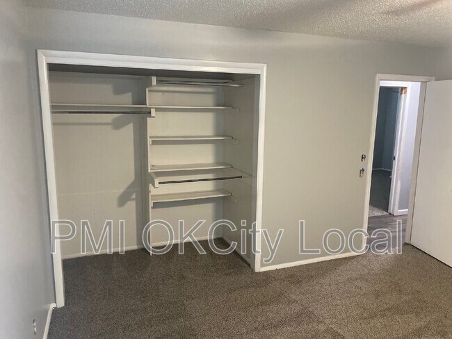 Building Photo - 3708 N Eagle Ln