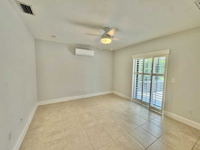 Building Photo - 5580 Cynthia Ln