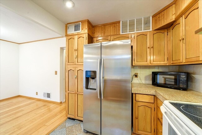 Building Photo - Fantastic 2-Bed, 2-Bath Townhouse with Pri...