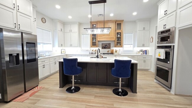 Building Photo - Stunning 4 Bedroom in Edmond