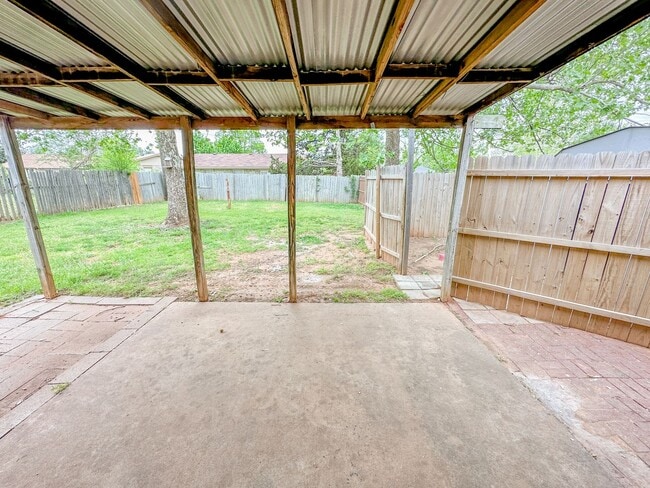 Building Photo - Beautiful 3 Bedroom - 1.5 Bathroom in Must...