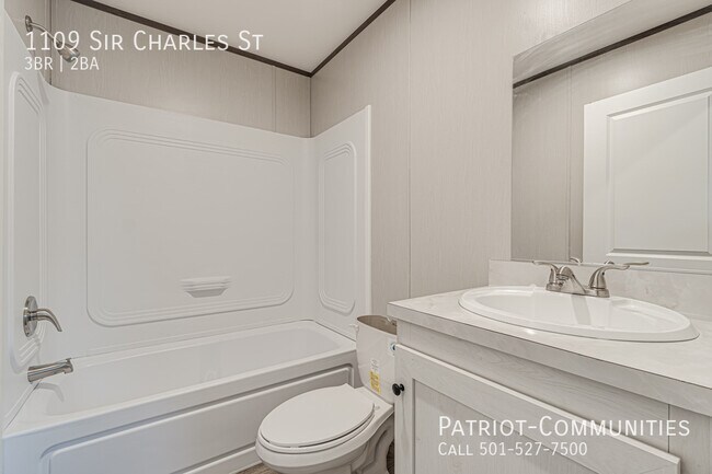 Building Photo - 1109 Sir Charles St