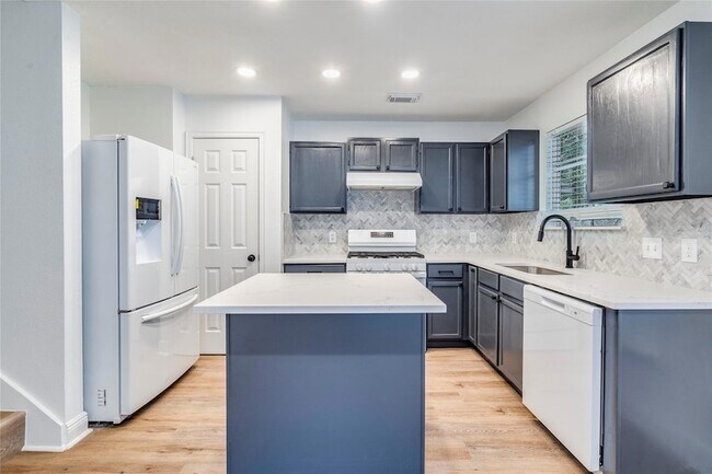Building Photo - 1106 Hughmont Dr