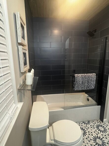 Shower/Tub - 121 Green Pond Rd