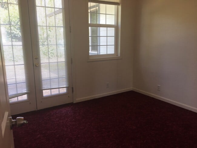 Building Photo - 6 Bedroom 2 bath House Close to Campus