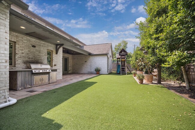 Building Photo - 12222 Old Oaks Dr