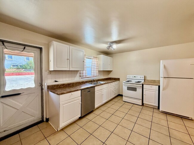 Building Photo - 1304-1308 E Pikes Peak Ave