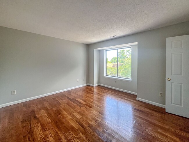 Building Photo - 2 Bed/ 1.5 Bath- Renovated Duplex Condo W/...