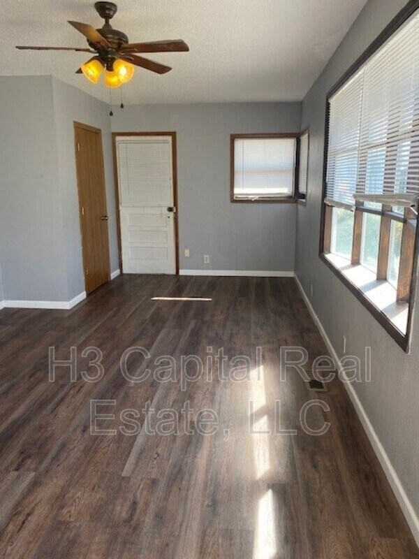 Building Photo - 117 S Main St