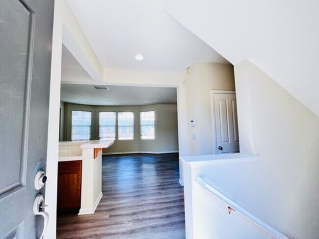 Building Photo - Beautiful 3BD/2.5BA Tri-Level Gallery Walk...