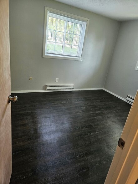 Building Photo - 302 Maple Ln