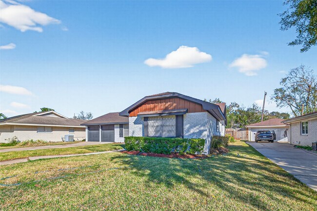 Building Photo - 9011 Landsdowne Dr