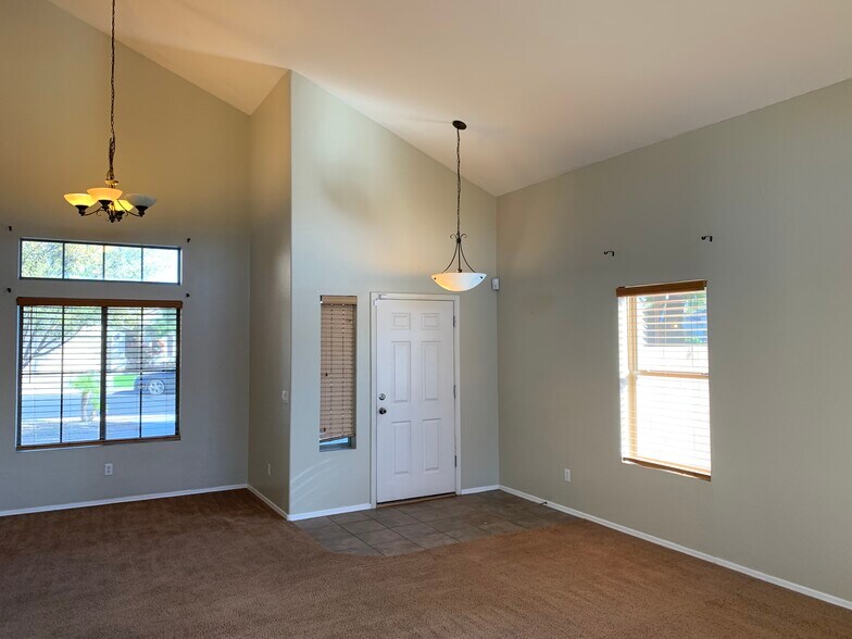 Spacious 4-bedroom, 2-bath home with soaring ceilings, gourmet kitchen, and a heated self-cleaning p - 16426 N 152nd Ln