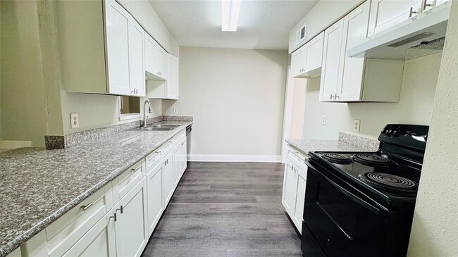 Building Photo - 10418 Towne Oak Ln