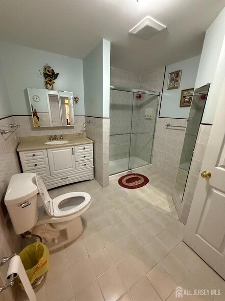 Building Photo - 31 Beverly St