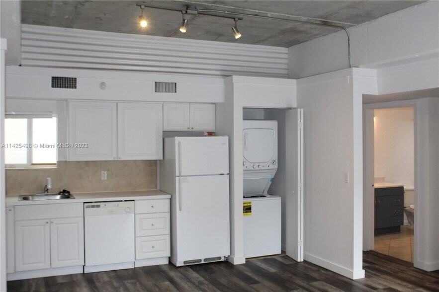 Building Photo - 1255 NE 128th St