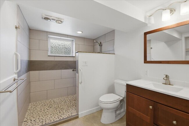 Building Photo - 3bd/2ba Seattle Home