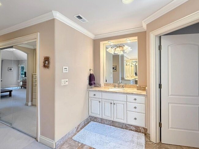 Building Photo - 1526 Hillview Dr