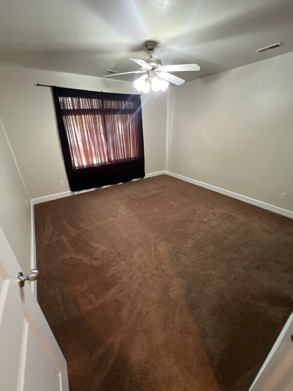 Building Photo - 943 450 E