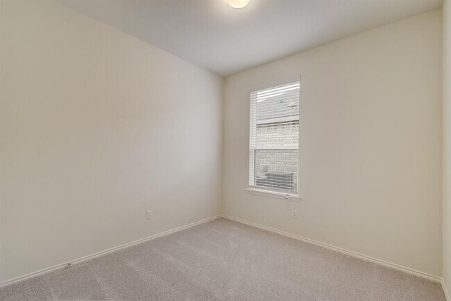 Building Photo - 320 Thornless Cir