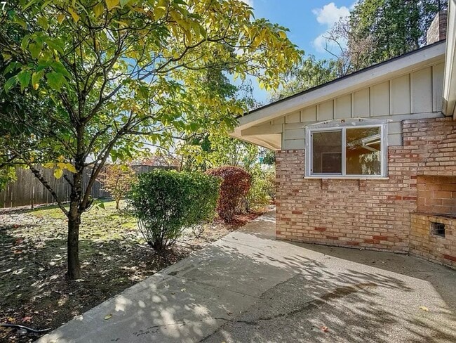 Building Photo - 1005 NE Newall Rd