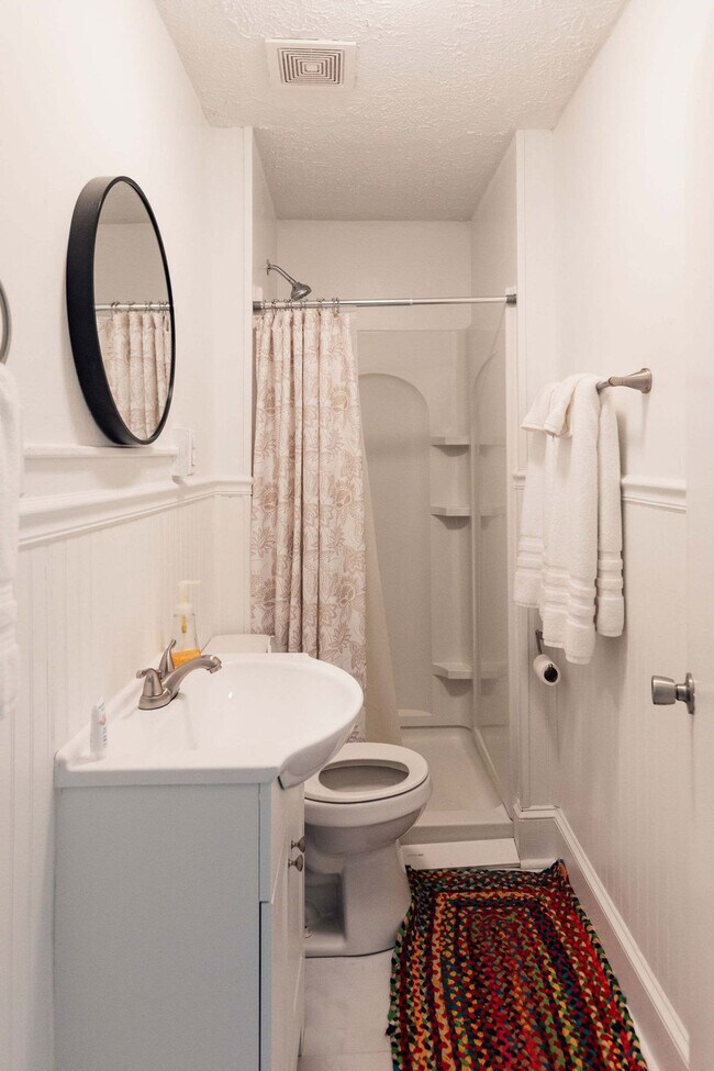 Building Photo - 145 Midway St