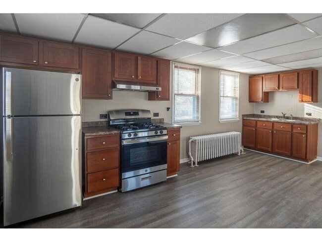 Building Photo - 890 Arkwright St N