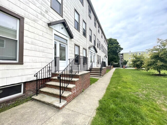 Building Photo - 1 Cedar Square