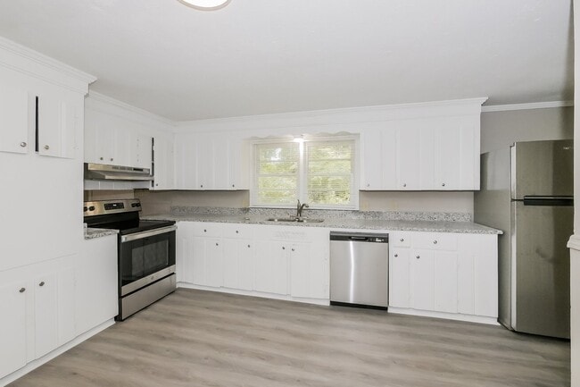 Building Photo - 5434 Lake Dr