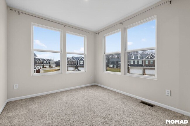 Building Photo - 2851 Fairgrove Cres