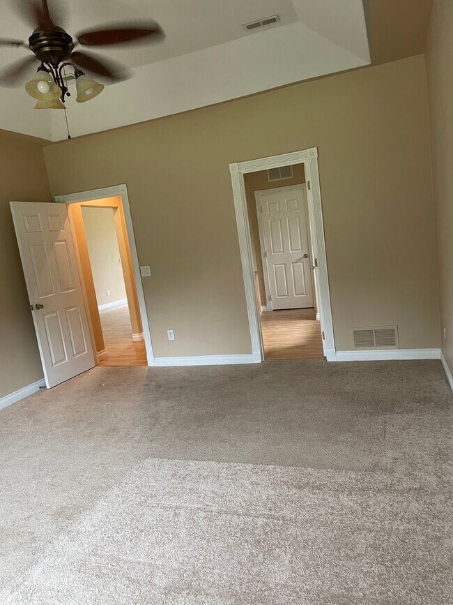 Building Photo - Beautiful 3 Bedroom Single Family Home With 2 Car Garage!