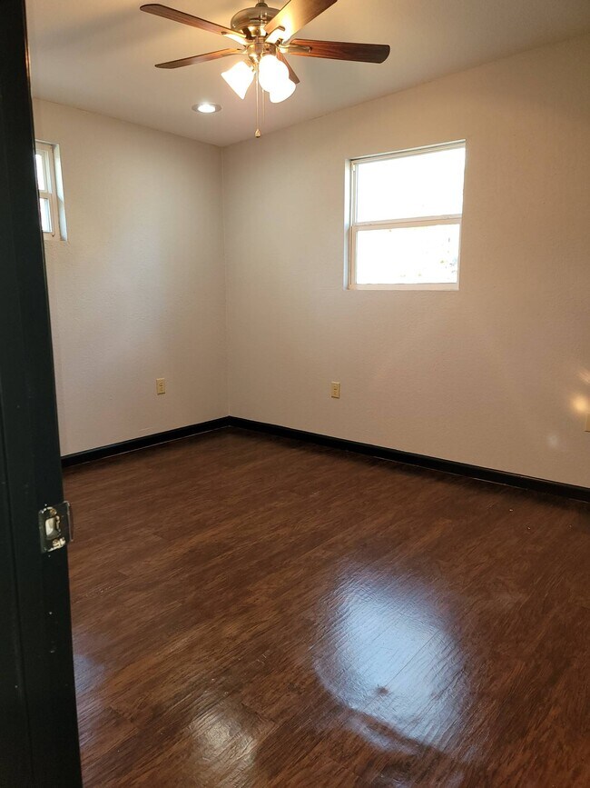 Building Photo - 1104 Bloomfield Dr