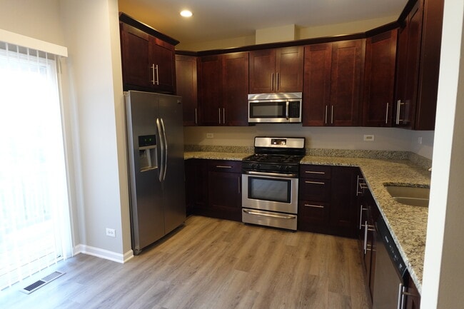 Building Photo - 1136 N Claremont Dr
