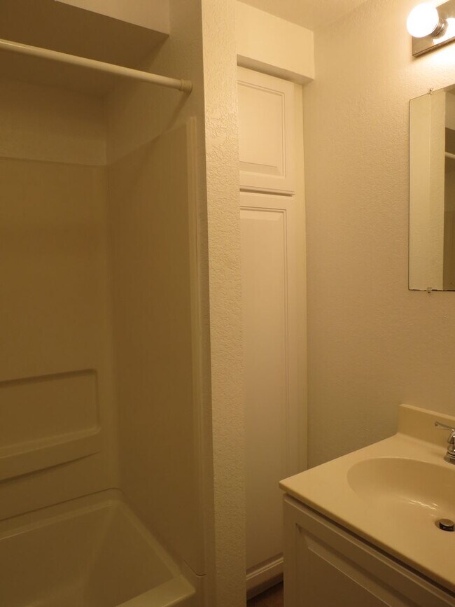 Building Photo - 3 BEDROOM | 2 BATH | SPACIOUS RAPID VALLEY...