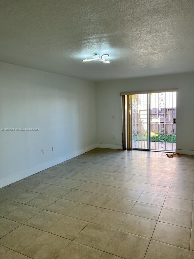 Building Photo - 810 SW 105th Ave