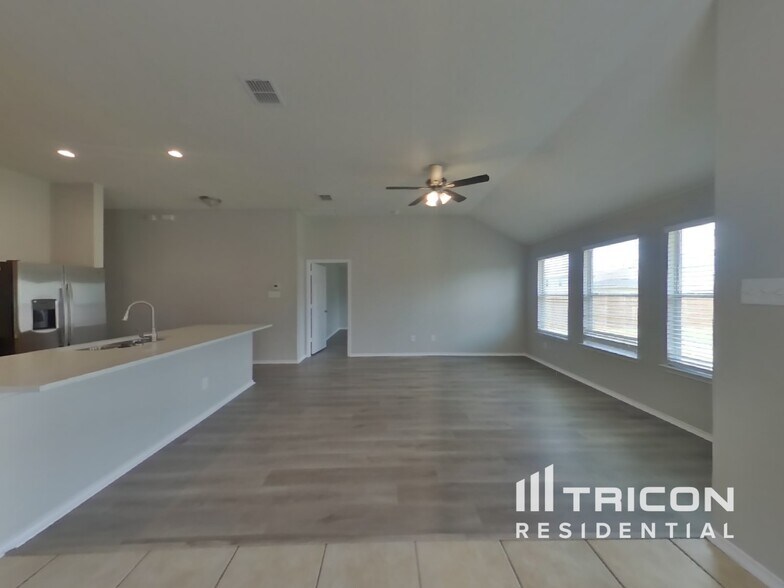 Building Photo - 2125 Bluebell Dr
