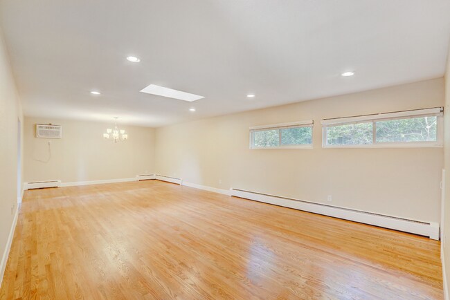 Building Photo - Spacious & Modern Home in Crestmoor Park!