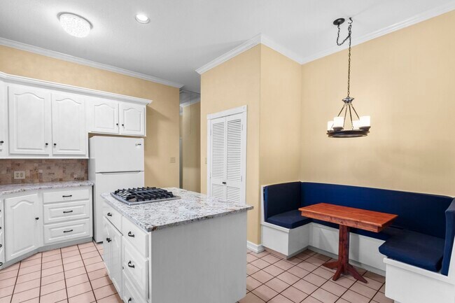 Building Photo - 616 Westwood Cir