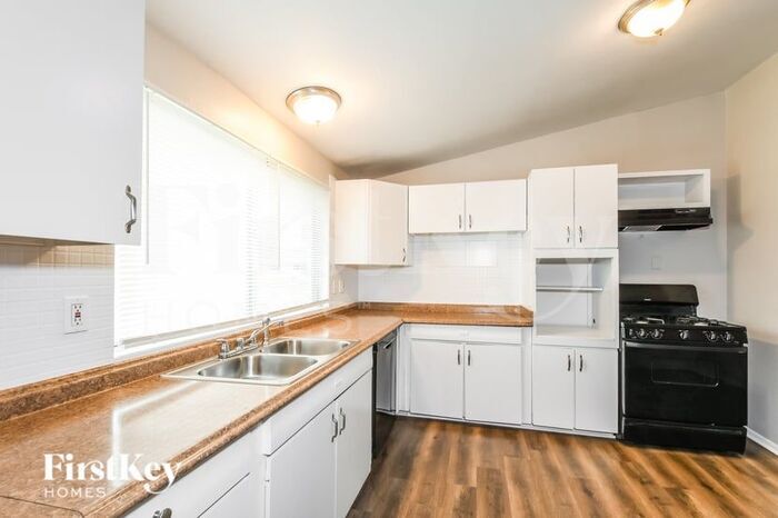 Building Photo - 1520 Ascot Terrace