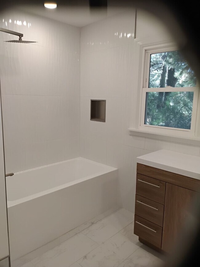 Building Photo - Beautiful remodeled home in Emerald Isle