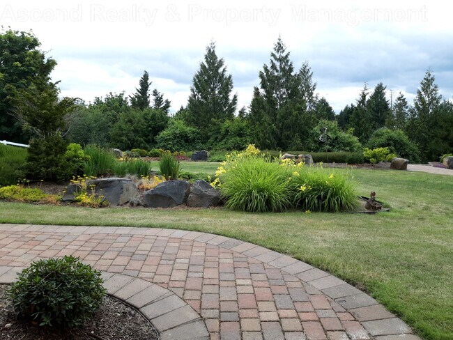 Building Photo - Unique Opportunity to Lease 2 Bed Lower Unit in Executive Home Utilities Included Quick Access to...