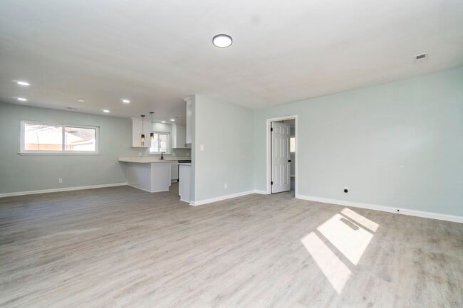 Building Photo - 152 Mann Dr