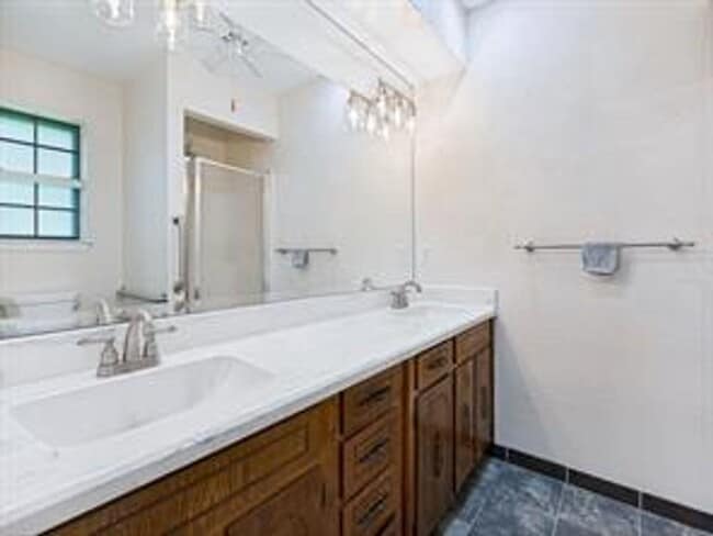 Building Photo - 1620 Post Oak Dr