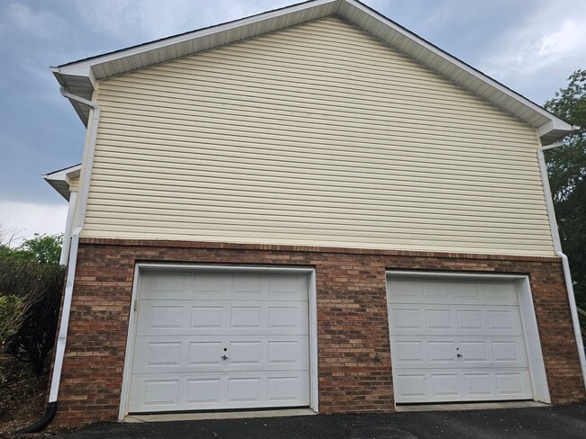 Building Photo - 1721 Sparrow Ln