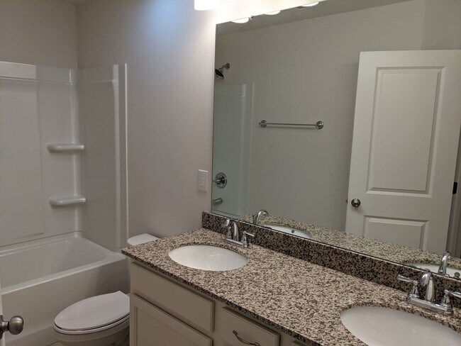 Building Photo - 3 Bedroom Townhome Sherrill's Ford