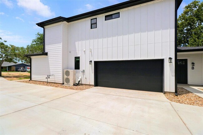 Building Photo - 200 W Goforth Rd
