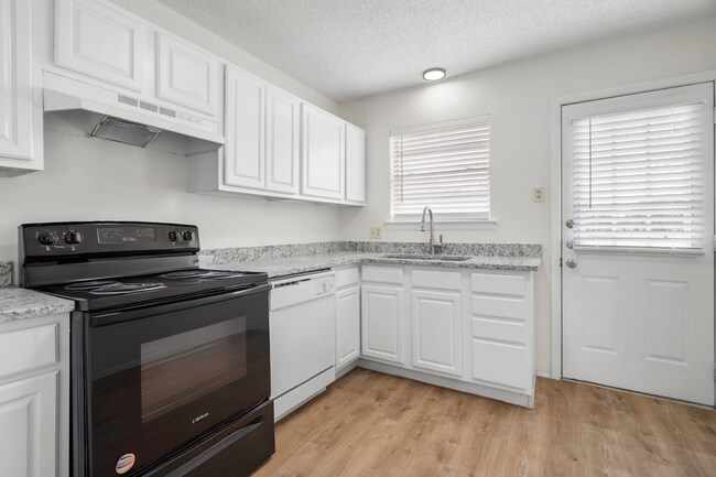 Building Photo - Freshly Renovated 3-Bedroom Duplex