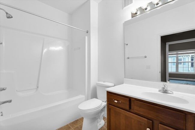 Building Photo - 2 bedroom, 2 bathroom condo!