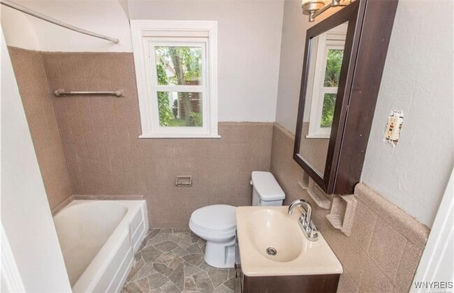 Building Photo - 106 E Morris Ave